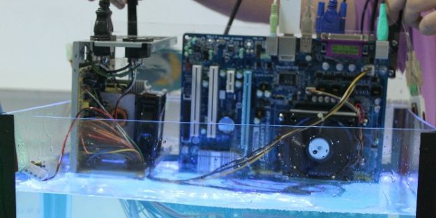 Su içerisinde çalışan bilgisayar