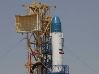 İran Fecr Uydusunu Fırlattı